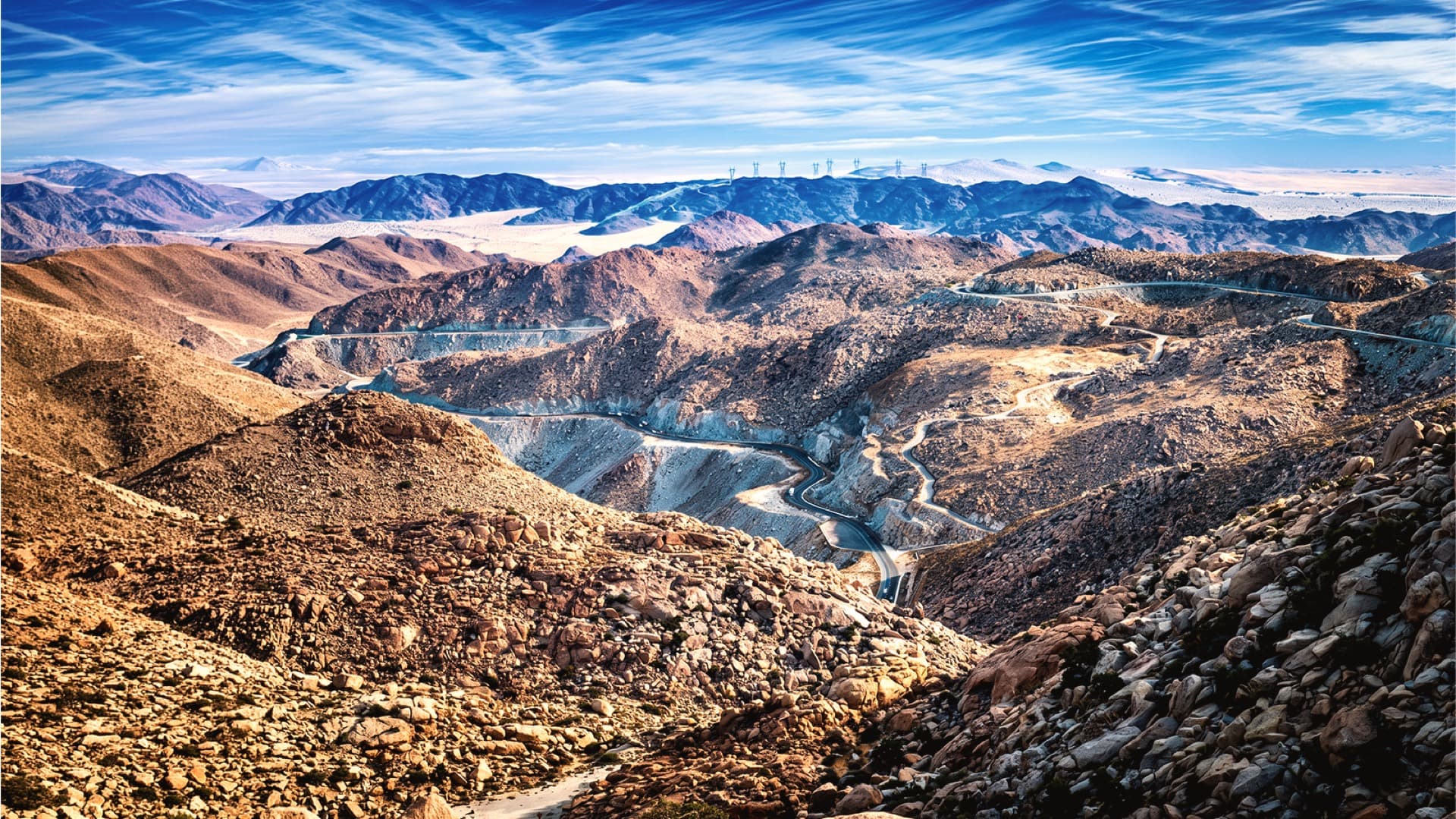 La carretera de La Rumorosa serpenteando entre la sierra y el desierto.